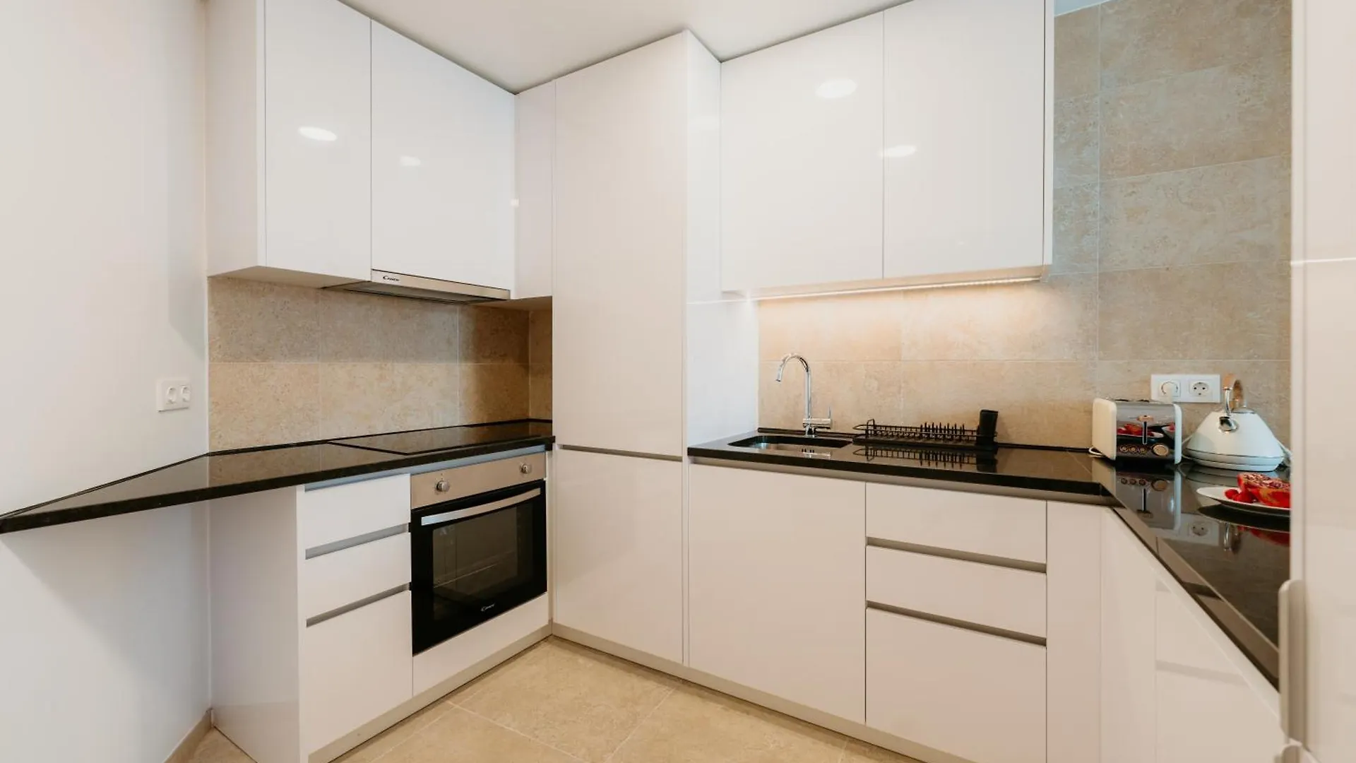 Mary Pink - No 3C - Sublime Two-Bedroom Apartment Lisbon